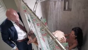 Hottie Blows Dick While She Gets Pussy Licked In Shower